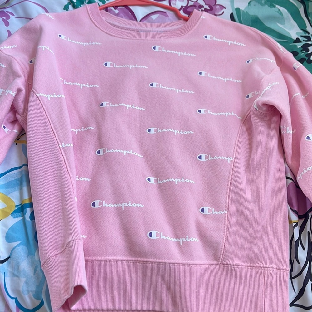 Selling this champion crewneck size x small!!